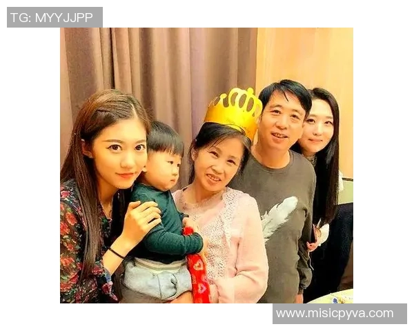 足球明星与家人朋友的温馨生活瞬间展现他们的真实一面与幸福时光